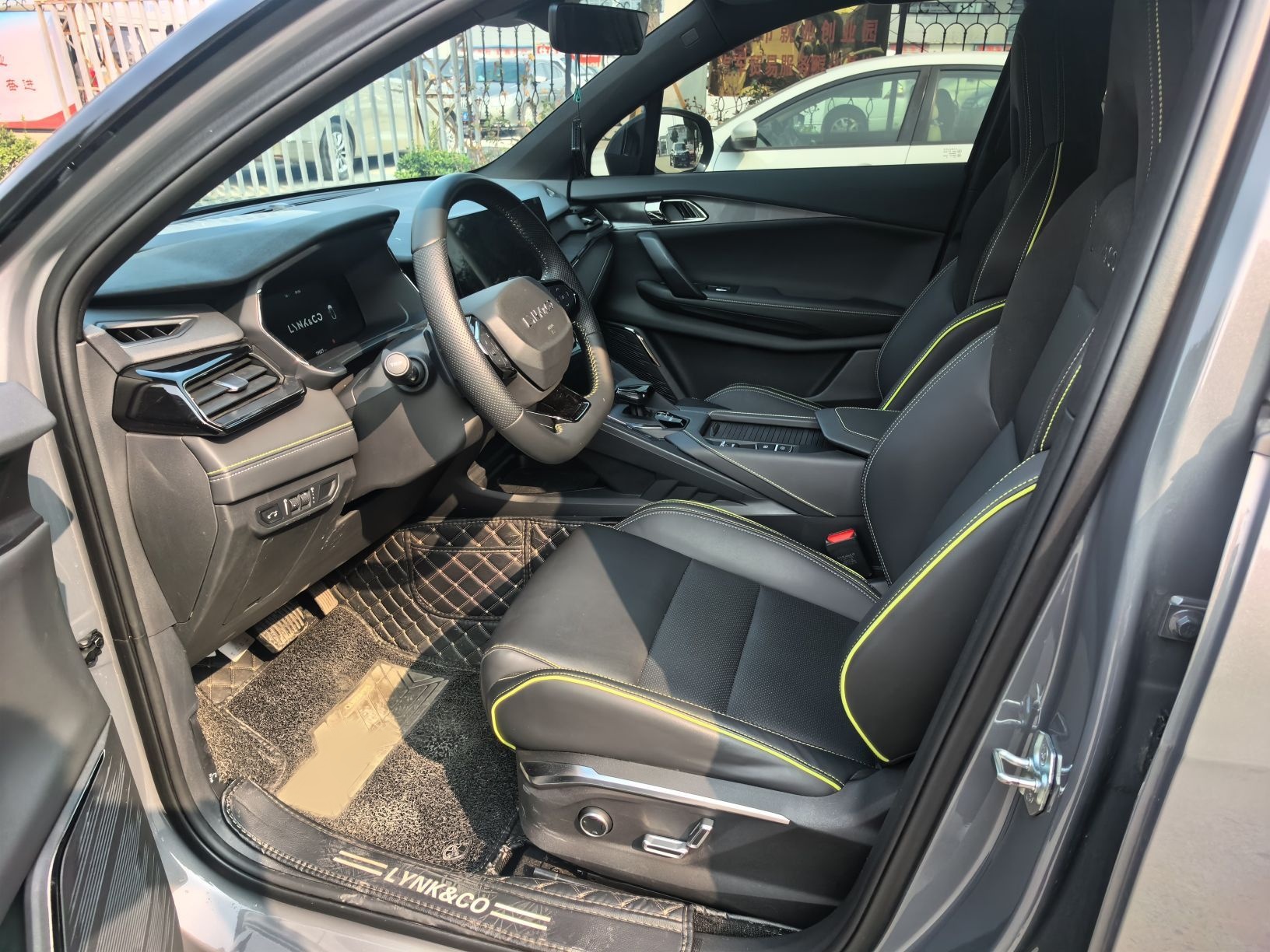 المقاعد الأمامية داخل السيارة