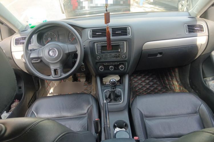 Used Volkswagen Sagitar 2012 1.6L Manual Comfort Model Center Console