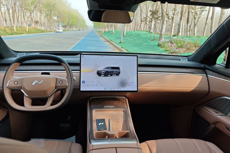 Used ONVO Luxeed L90 2025 Model—Max Six-Seater Version Center Console