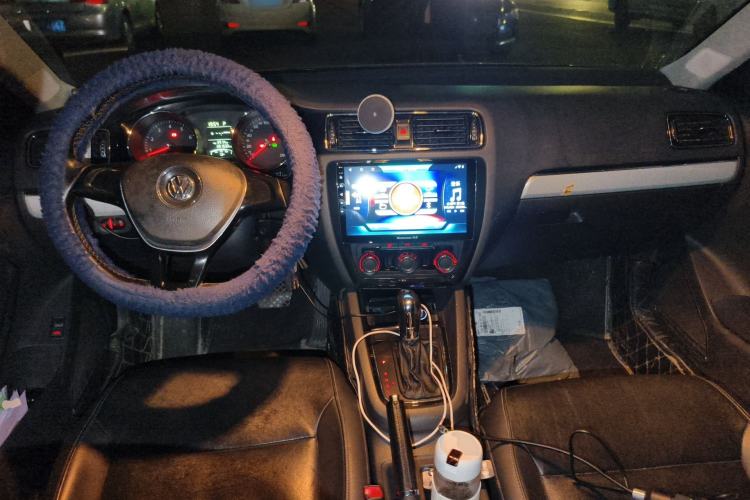 Used Volkswagen Sagitar 2015 1.6L Automatic Comfort Model Center Console