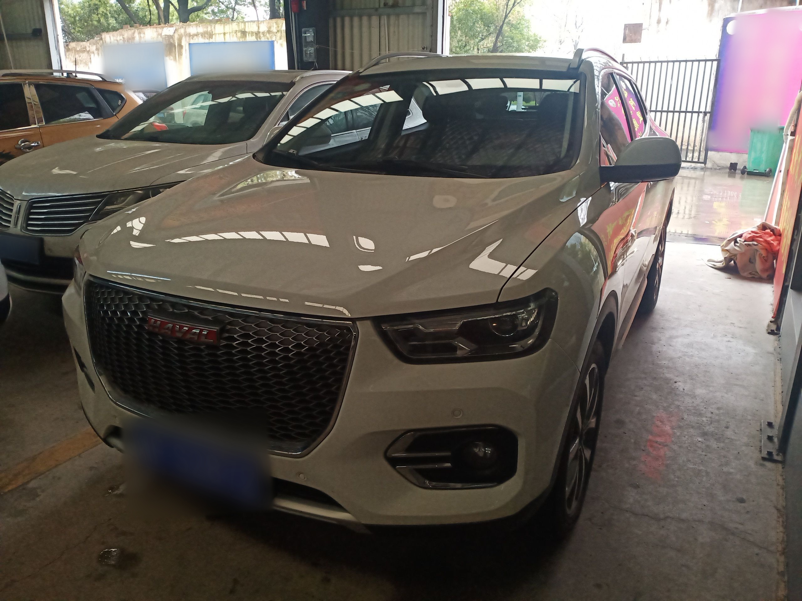 Под передней частью автомобиля