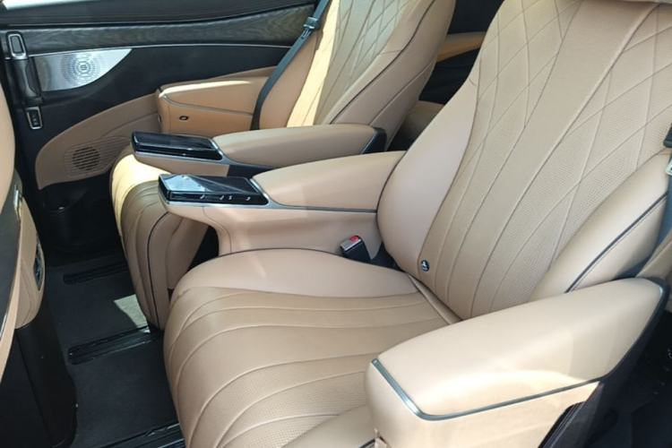Used Denza D9 2024 DM-i 1050 Luxury Model
