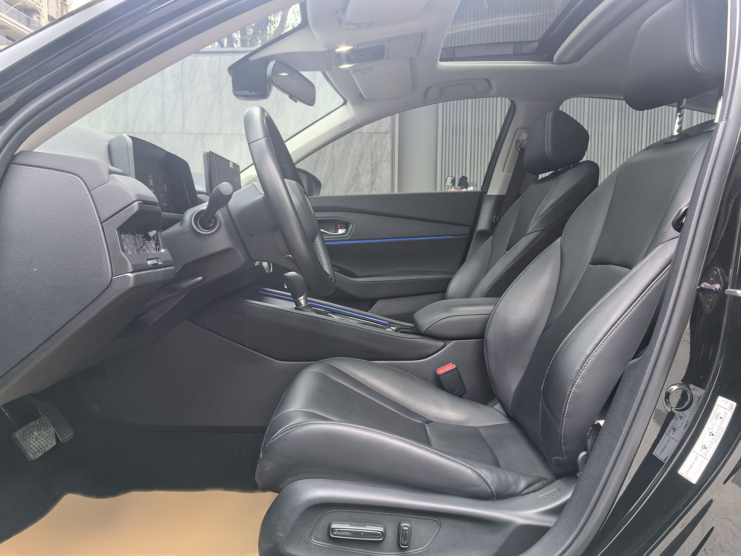 Переднее сиденье в автомобиле