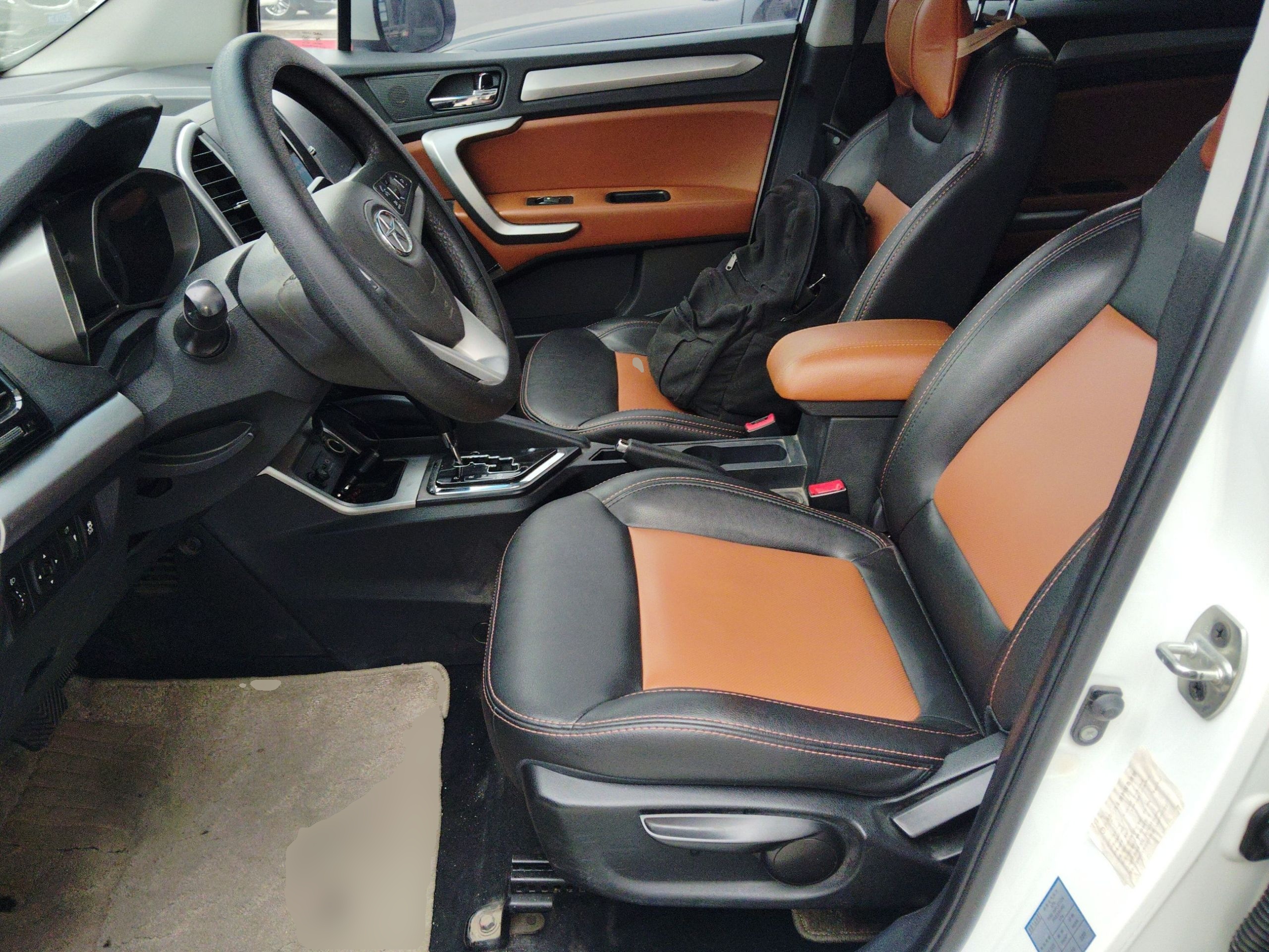 Переднее сиденье в автомобиле