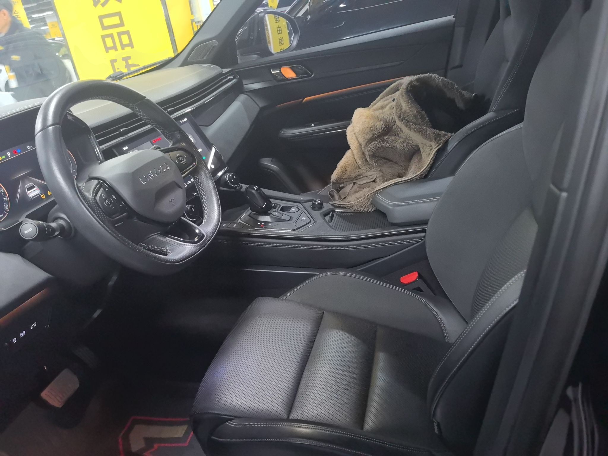 المقاعد الأمامية داخل السيارة