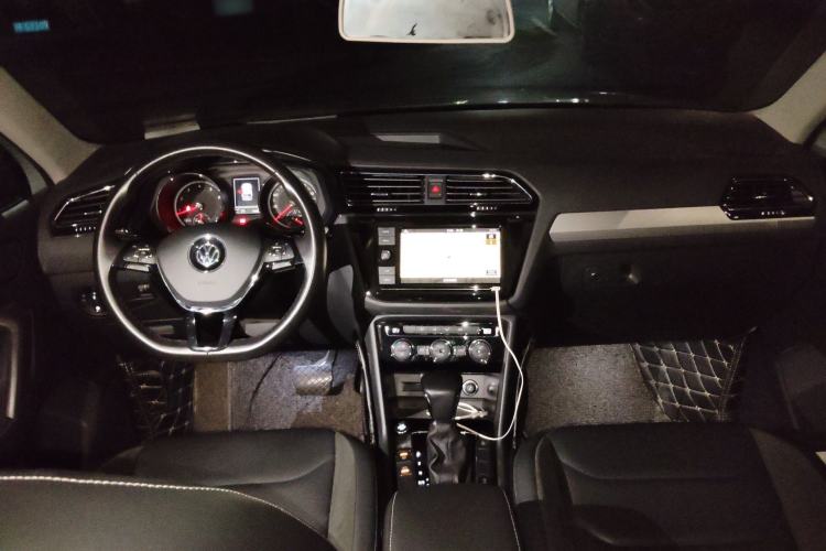 Used Volkswagen Tiguan L 2018 Revised Version 330TSI Automatic Two-Wheel Drive Comfort Edition Center Console