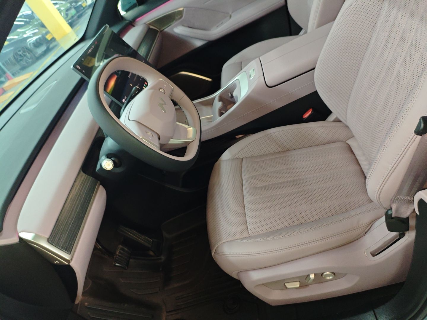 المقاعد الأمامية داخل السيارة