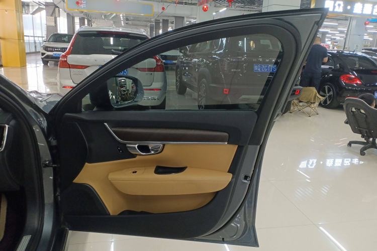 Used Volvo V90 2017 Cross Country T5 AWD Smart Range Edition