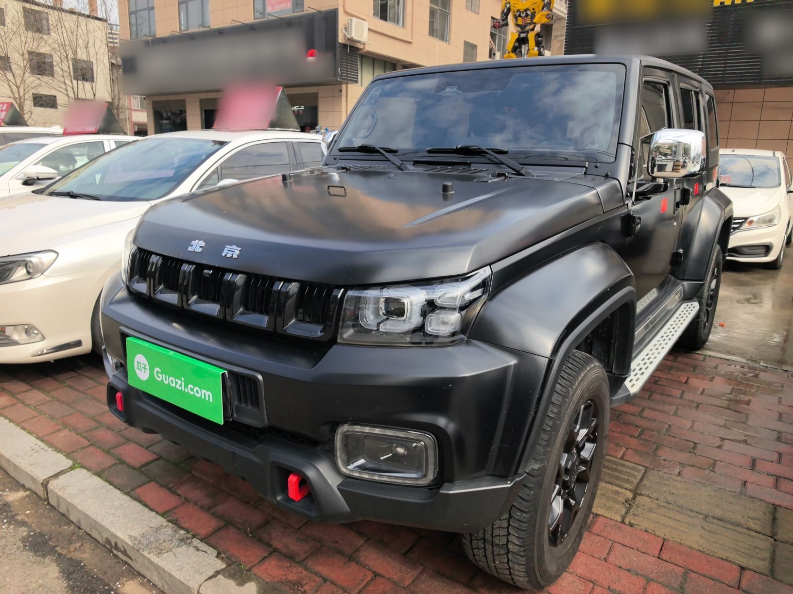 تحت مقدمة السيارة