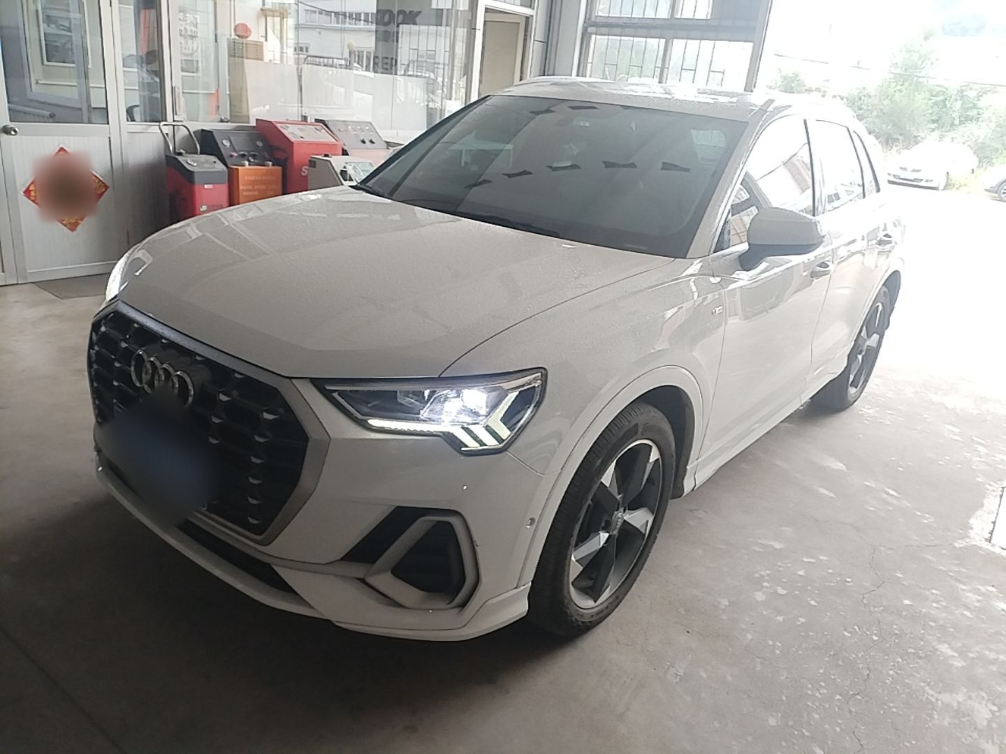 Под передней частью автомобиля