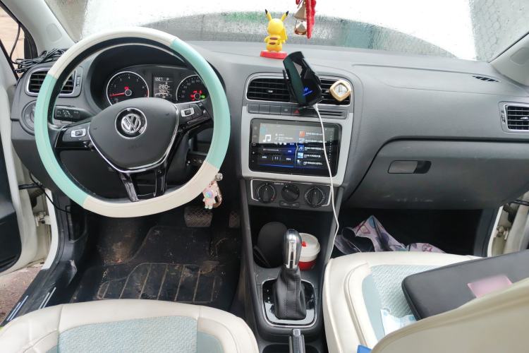 Used Volkswagen Polo 2016 1.6L Automatic Comfort Model Center Console