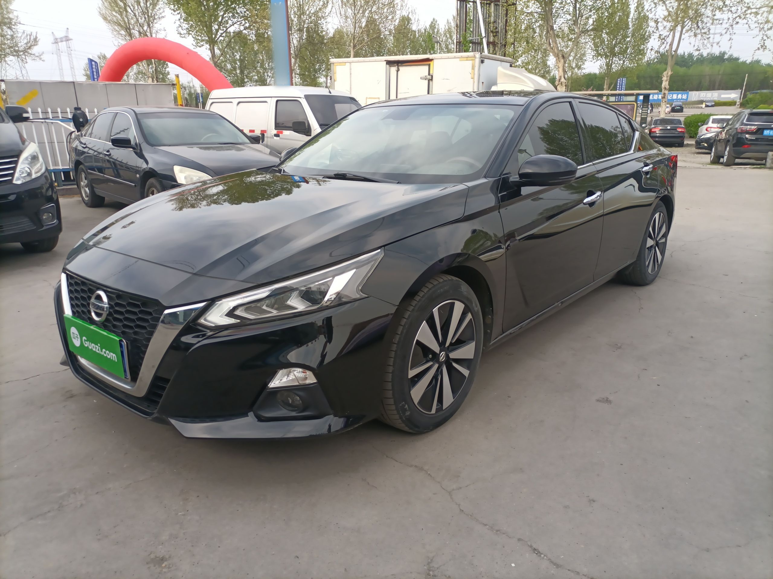 Под передней частью автомобиля