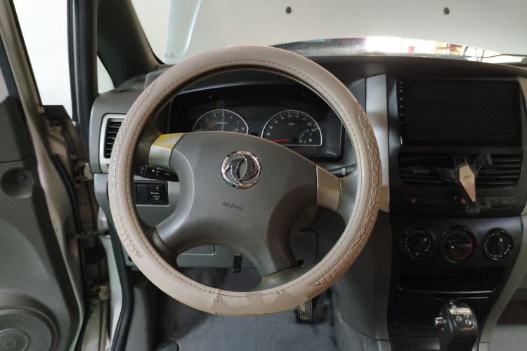Used Dongfeng Shuaike 2012 2.0L Automatic Luxury 7-Seater Steering Wheel