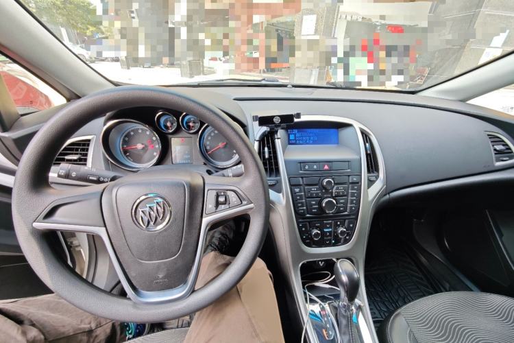 Used Buick GT 2012 XT 1.6L Automatic Fashion Edition Center Console