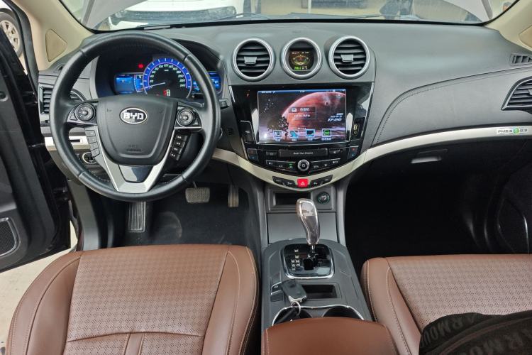 Used BYD S7 2015 2.0T Upgraded Automatic Luxury Version Center Console