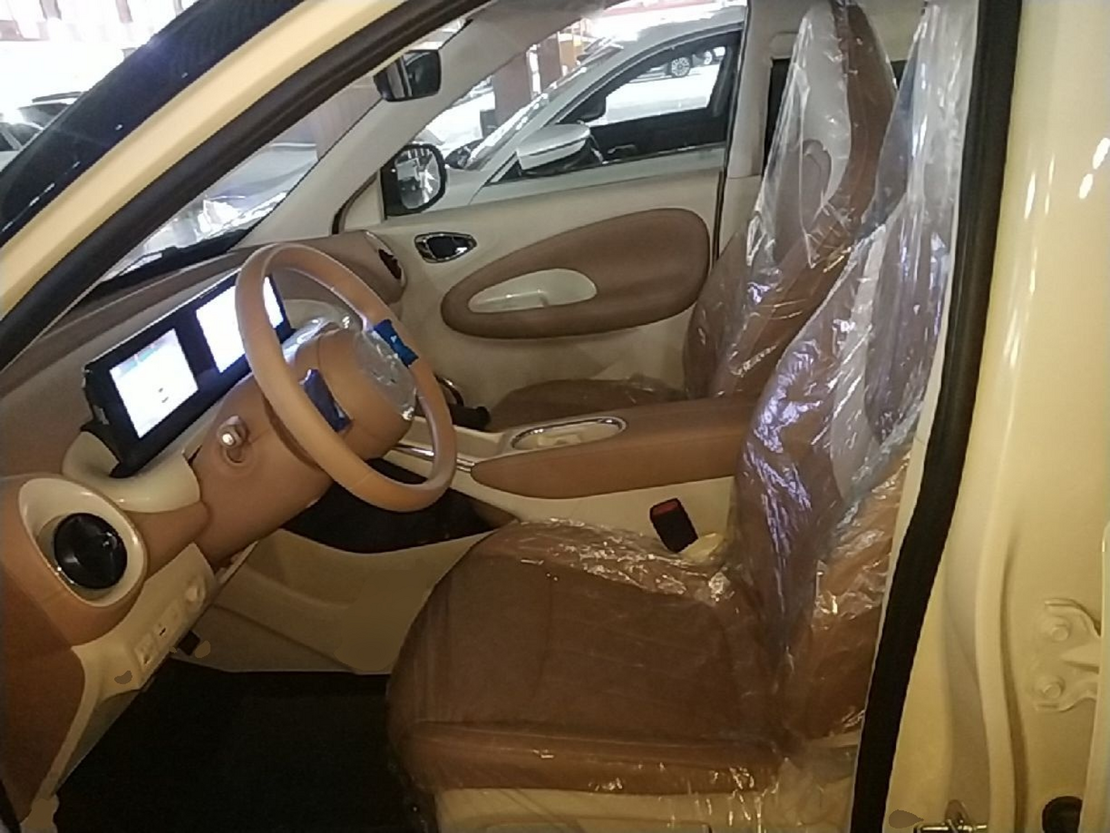 المقاعد الأمامية داخل السيارة