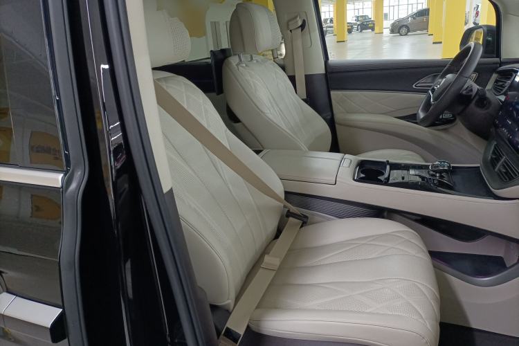 Used Denza D9 2025 DM-i Intelligent Drive 1020 Four-Wheel Drive Flagship Model
