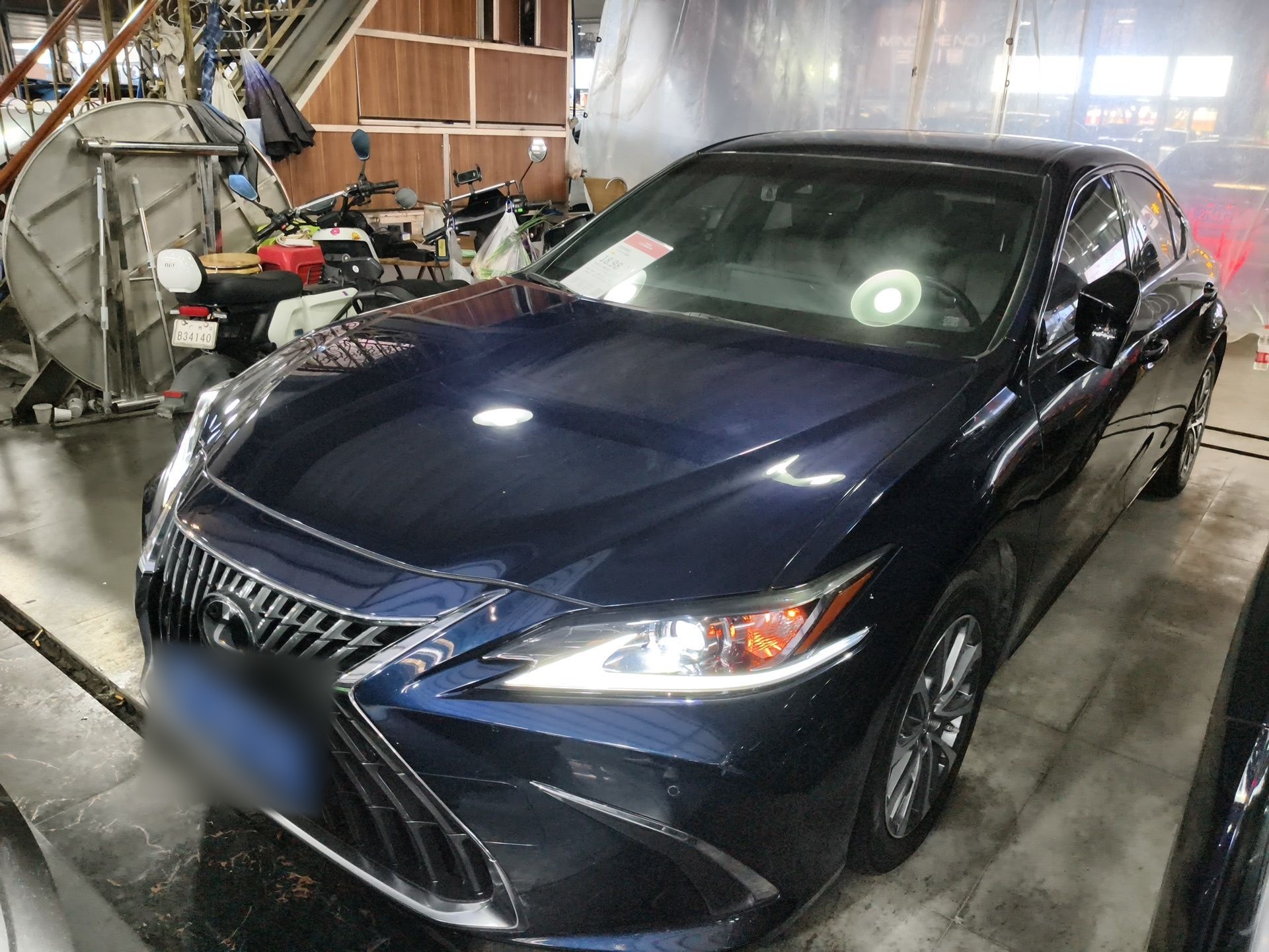 تحت مقدمة السيارة