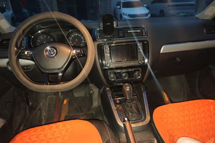 Used Volkswagen Sagitar 2018 1.6L Automatic Comfort Model Center Console