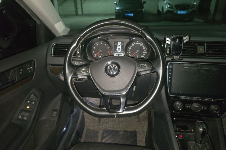 Used Volkswagen Sagitar 2017 230TSI Automatic Luxury Edition
