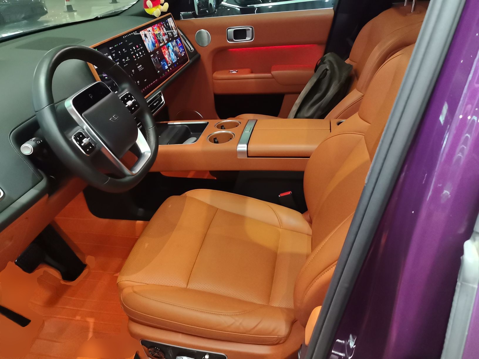 المقاعد الأمامية داخل السيارة