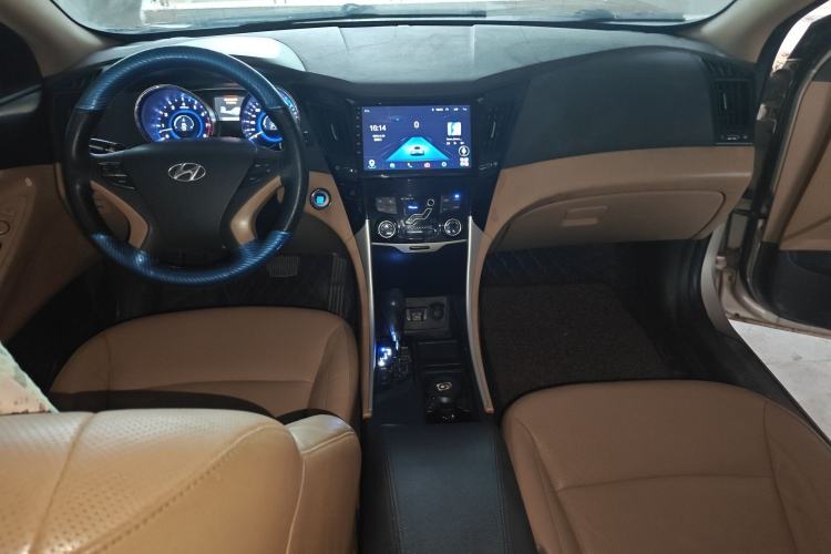 Used Hyundai Sonata 2011 2.0L Automatic Luxury Edition Center Console