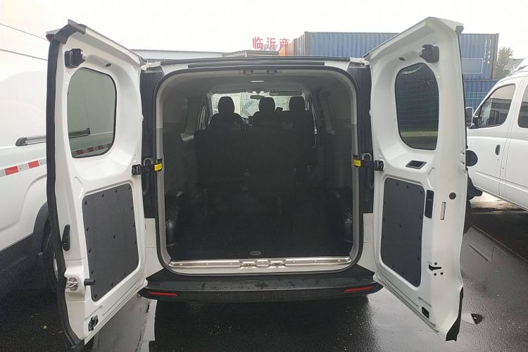 Used SAIC MAXUS Xintu V70 2023 2.0T Elite Edition Automatic Short Wheelbase Low Roof – 5/6 Seats