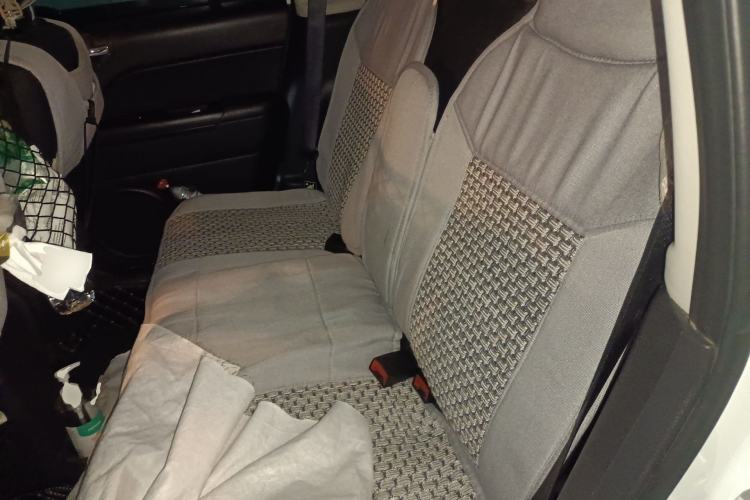 Used Jeep Compass 2011 2.4L four-wheel drive Comfort version Left Rear Seat