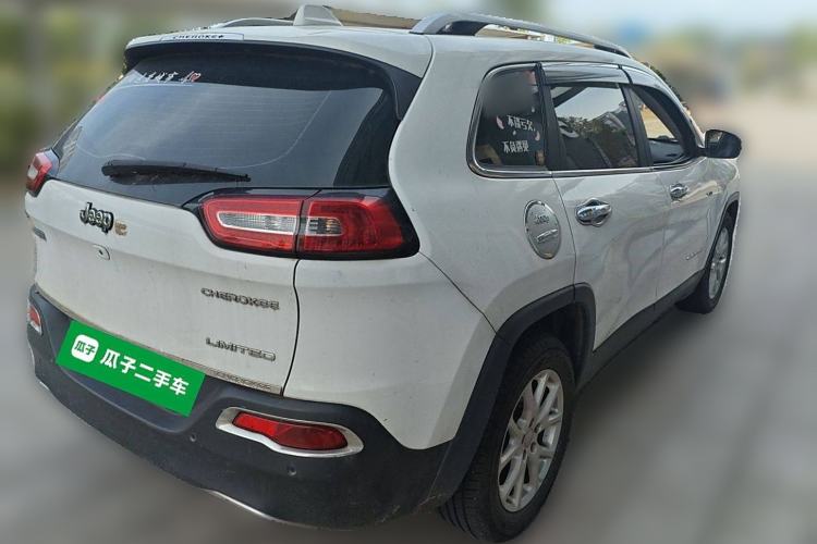 Used Jeep Cherokee 2017 2.0L Superior Edition
