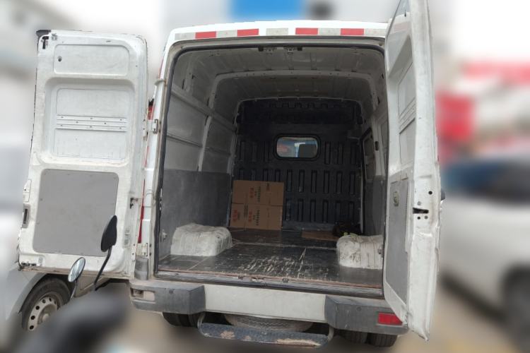 Used Iveco Daily 2020 2.8T V35 Box Truck with Dual Tires Low Roof 3 Seats China VI Emission Standard