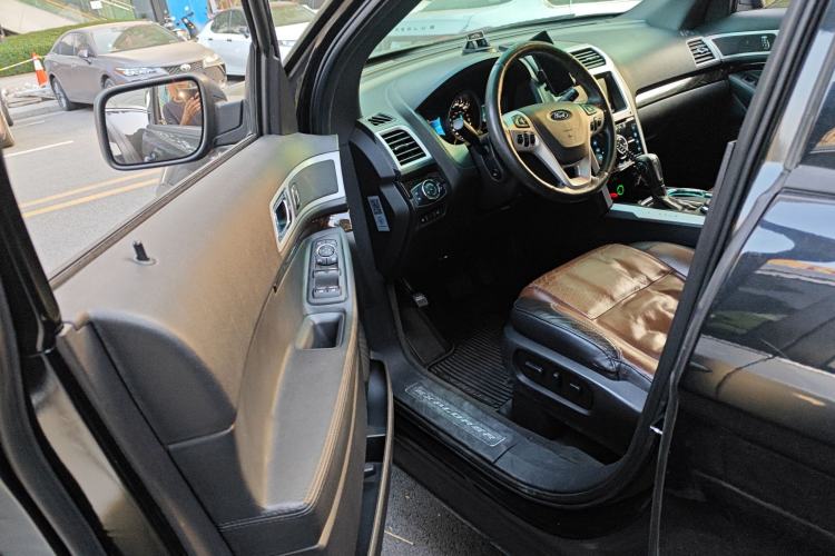 Used Ford Explorer 2013 3.5L Deluxe Model
