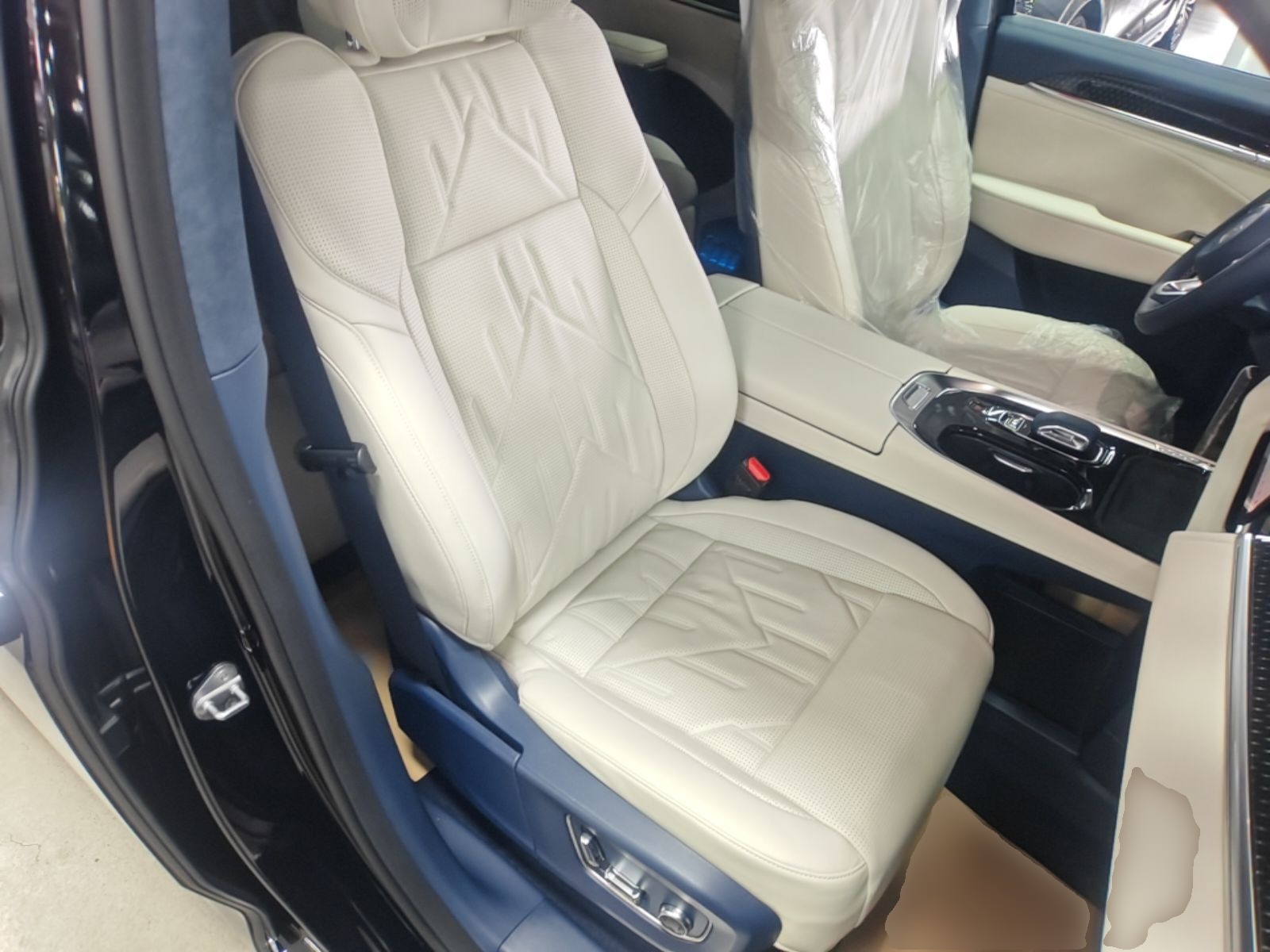Zeekr 009 2024 7-Seater Walk-Through Version Four-Wheel Drive 108 kWh — снимка 19