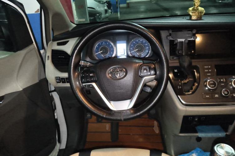 Used Toyota SIENNA 