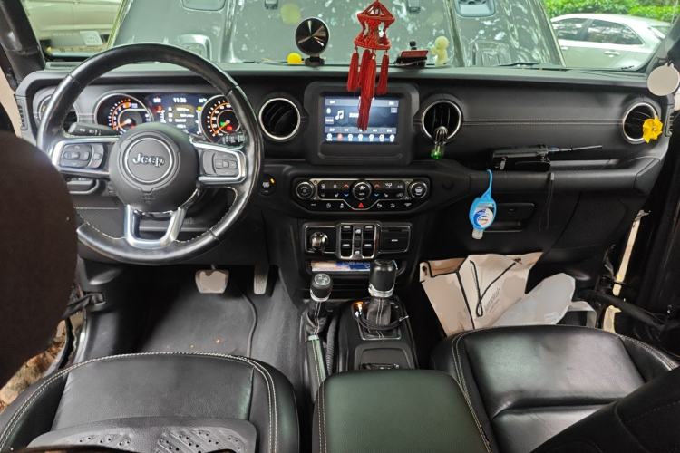 Used Jeep Wrangler 2019 2.0T Sahara Four-Door Version China VI Emission Standard
