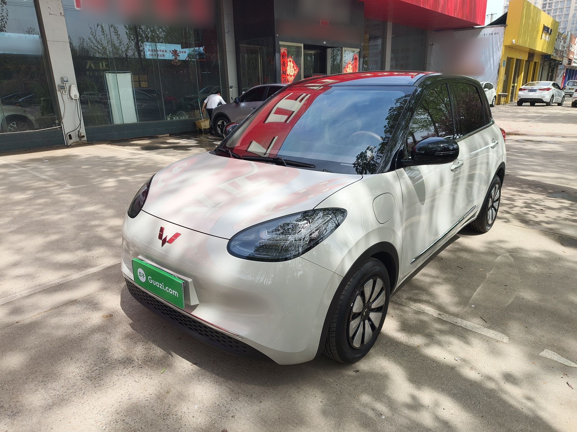 تحت مقدمة السيارة