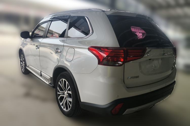 Used Mitsubishi Outlander 2016 2.4L 4x4 Luxury Edition 7-Seater Rear Left 45 Deg