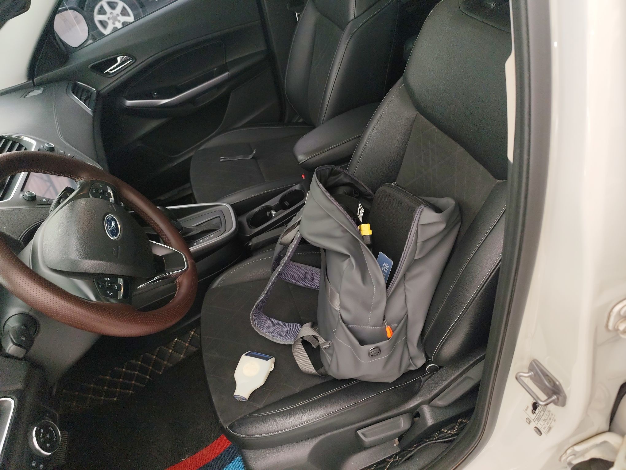 المقاعد الأمامية داخل السيارة