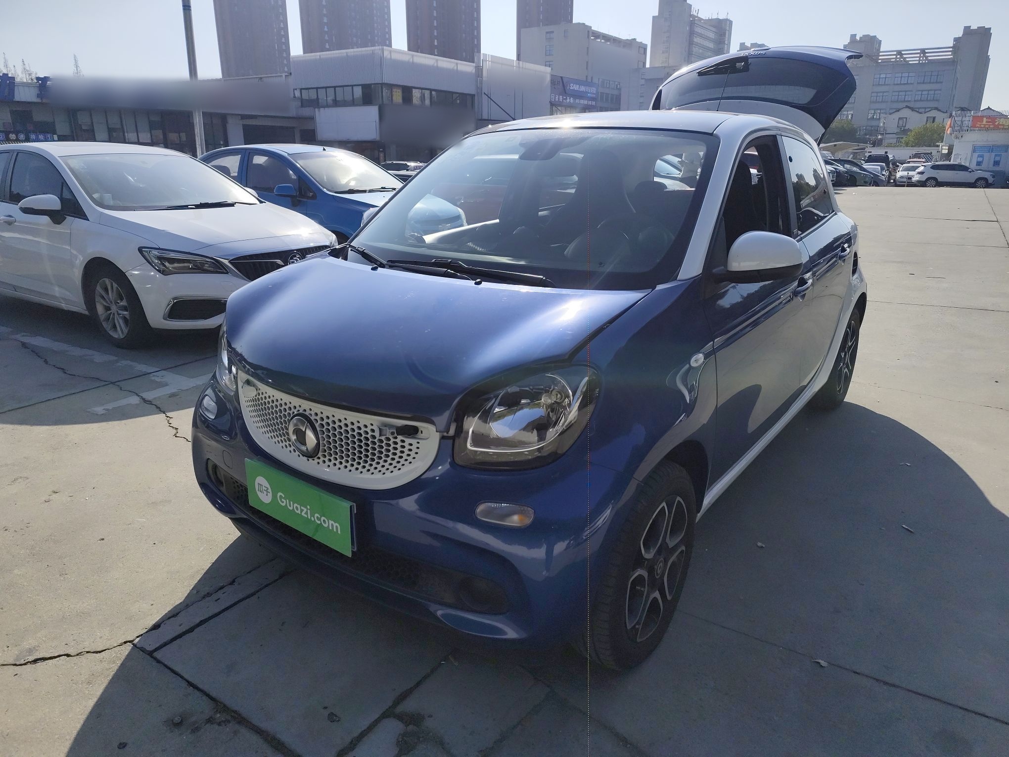 Под передней частью автомобиля