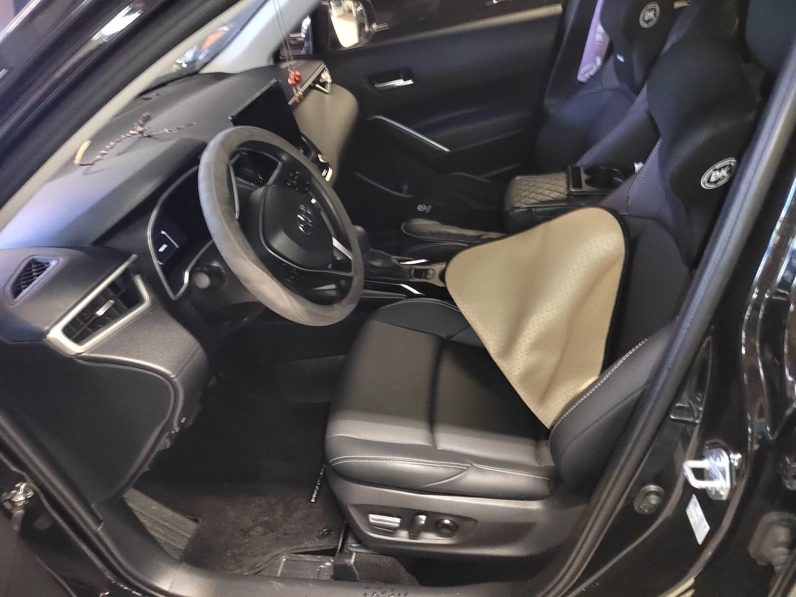 Переднее сиденье в автомобиле