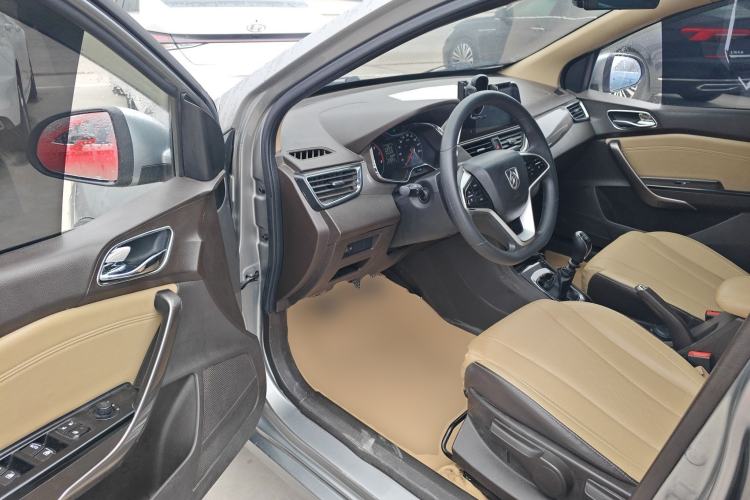 Used Baojun 310W 2017 1.5L Manual Fashion Model China V Driver Seat