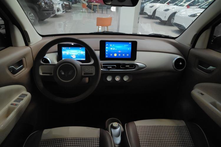 Used Wuling Hongguang MINIEV 2025 Four-Door Version Zhenxiang+ Edition Center Console