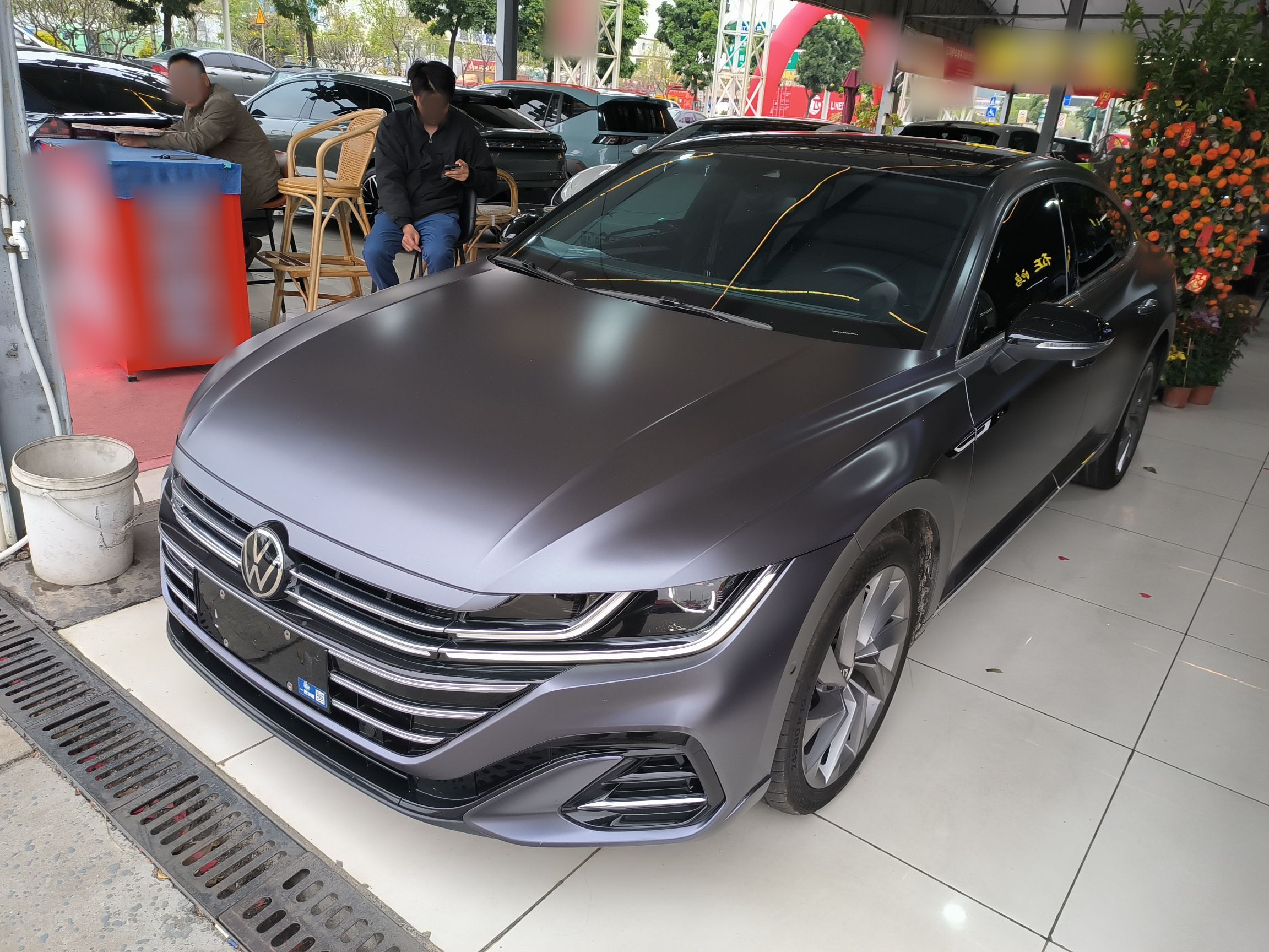 Под передней частью автомобиля