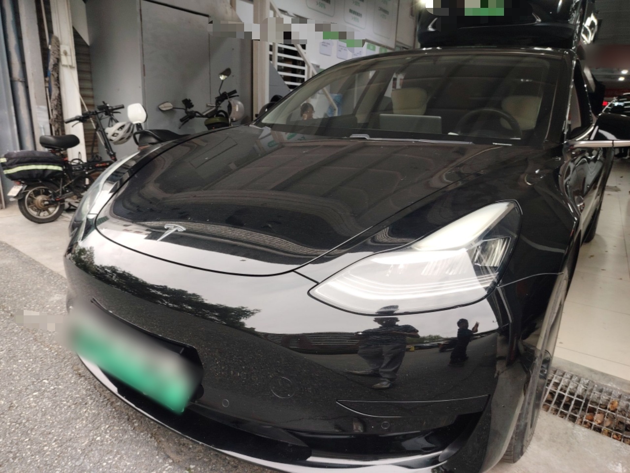 Под передней частью автомобиля