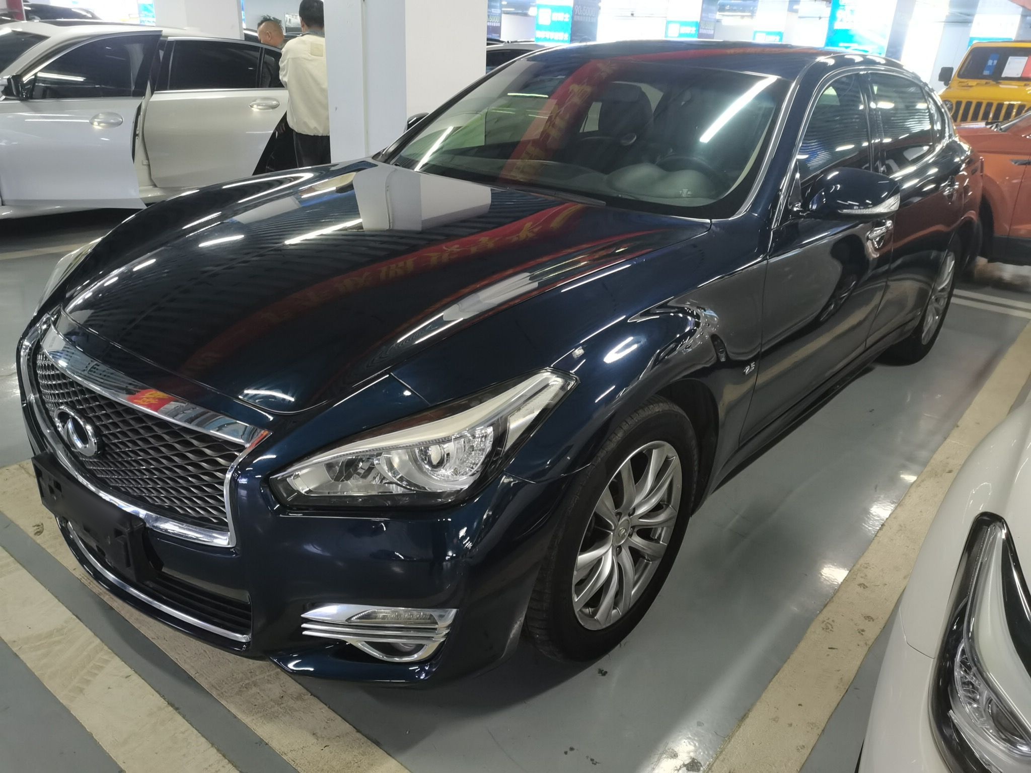 Под передней частью автомобиля