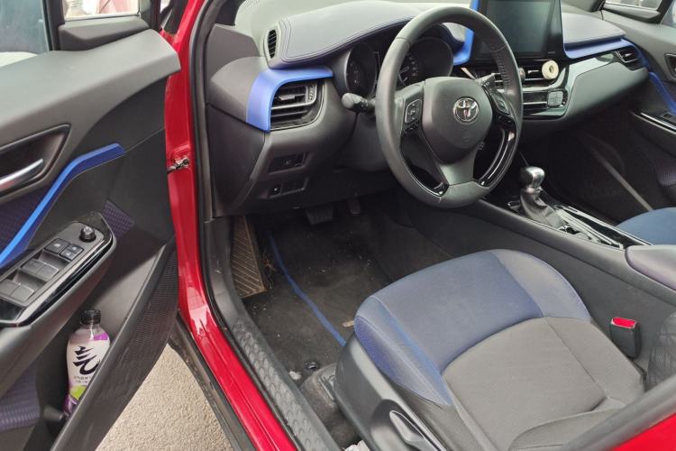 Used Toyota C-HR 2018 2.0L Luxury Sunroof Version China V Emission Standard Driver Seat