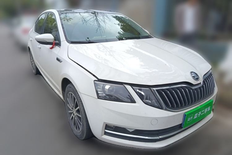 Used Skoda Octavia 2018 1.6L Automatic Luxury Edition Front Right 45 Deg