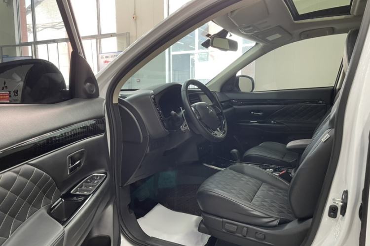 Used Mitsubishi Outlander 2021 2.4L 4x4 DynaDrive Edition 5 Seats Left Front Seat