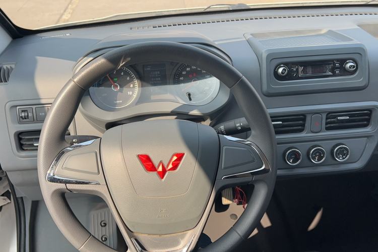 Used Wuling Yangguang 2024 300KM Comfort Version Passenger Van 75kW