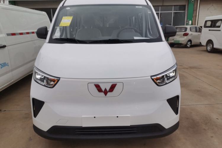 Used Wuling Yangguang 2024 300km Comfort-Grade Passenger Van 60kW Exterior 1