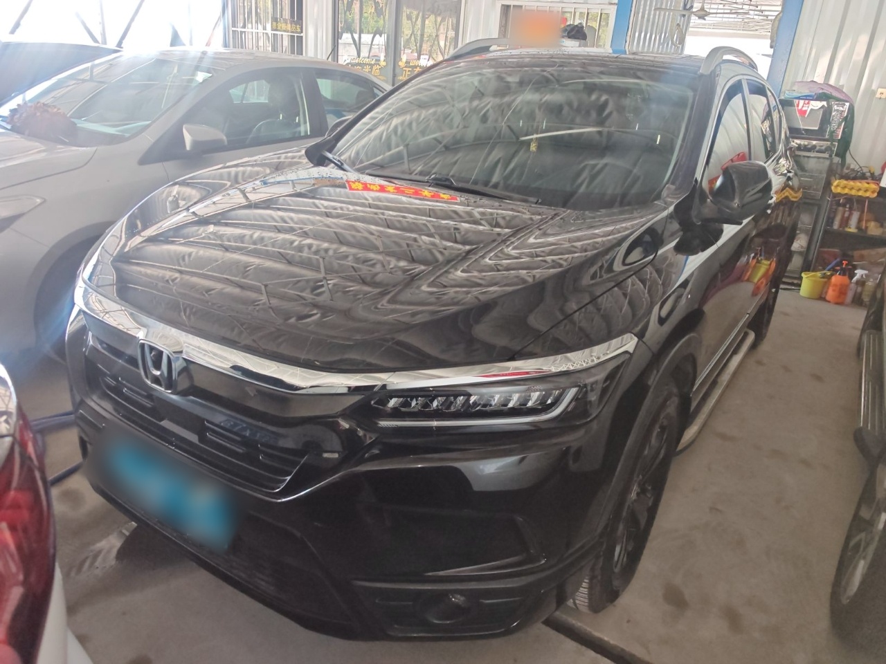 تحت مقدمة السيارة